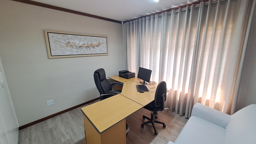 5 Bedroom Property for Sale in Langenhovenpark Free State